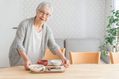 介護施設で食事をとる高齢者
