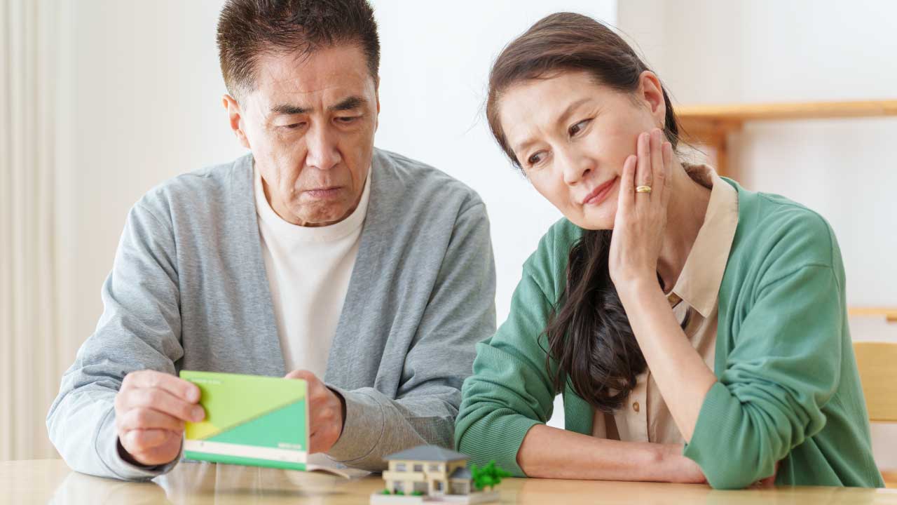 老人ホーム入居を相談する老夫婦