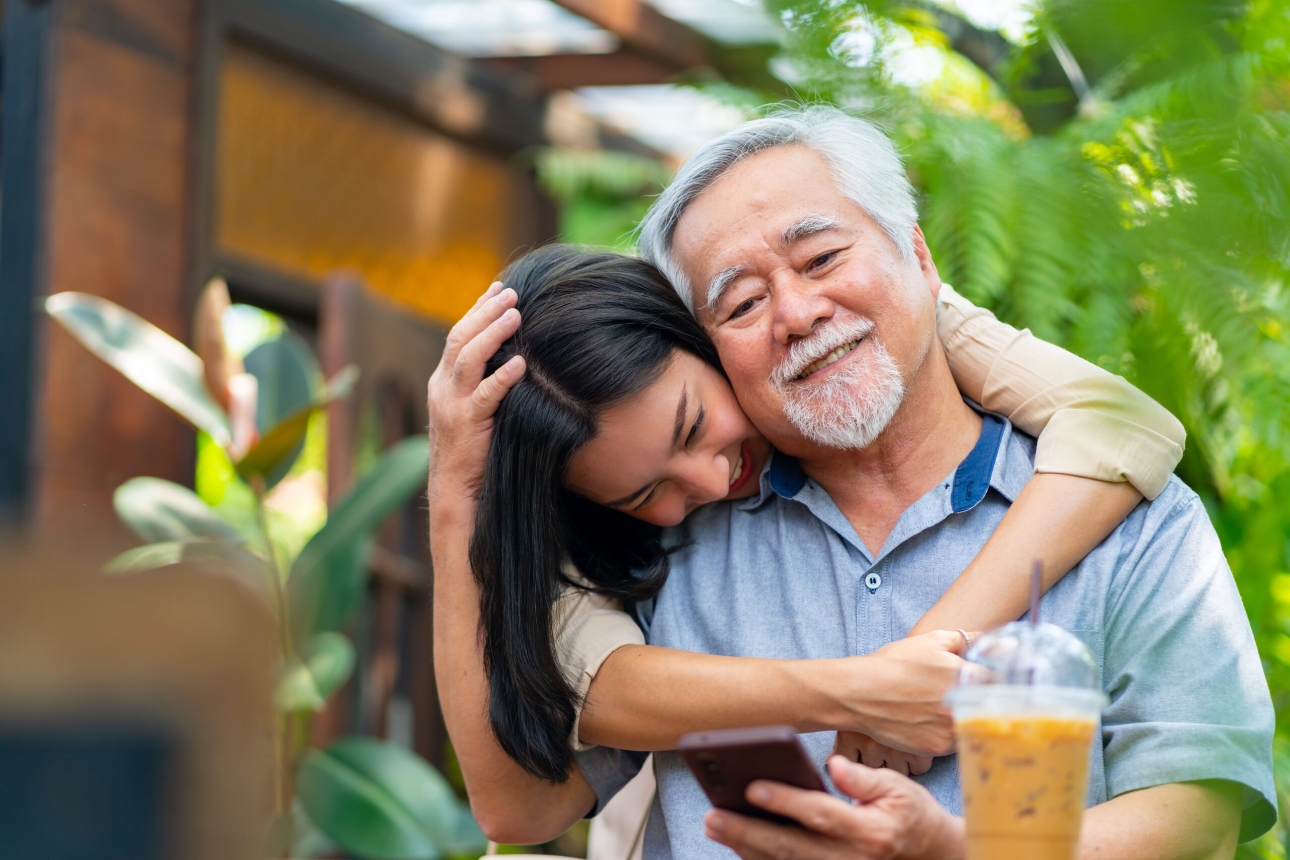 孫と仲睦まじい高齢者